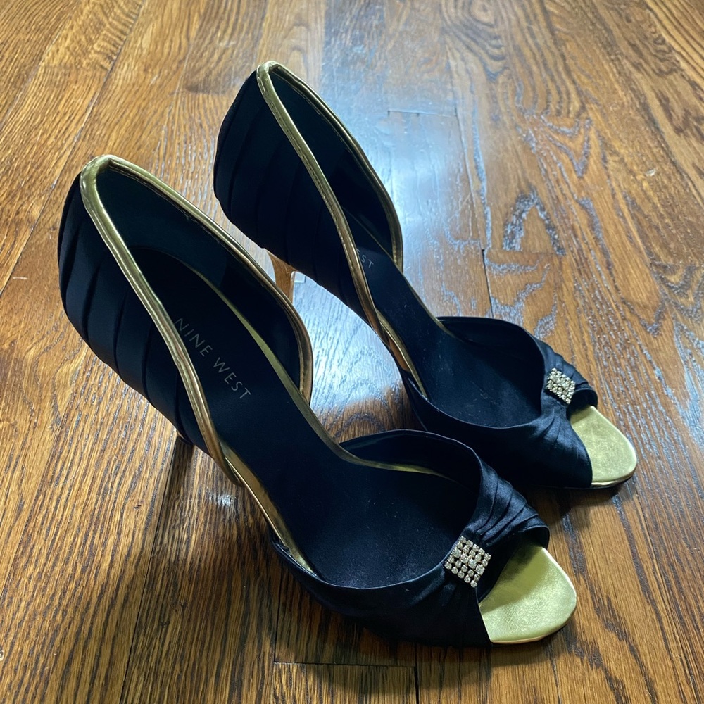 NINE WEST NW Jellzey satin party evening shoes Sz 8.5 black/gold Open Toe Heels